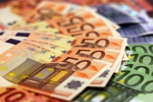 currency-billets-de-banque-euros-1456165978hxz